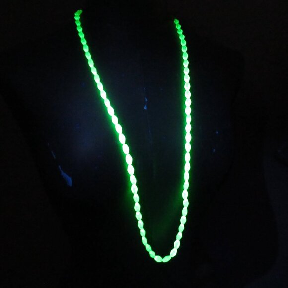 Uranium glass bead necklace - Picture 10 of 13